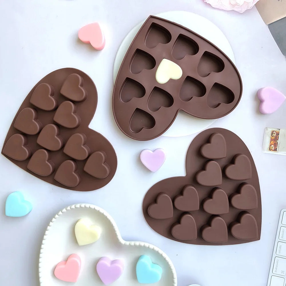 Moule en coeur – Plaque silicone marron 10 mini-cœurs chocolat ou biscuit